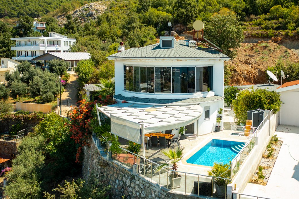 Bella villa mit vollem Blick auf das Meer und die Natur in Kestel zu verkaufen