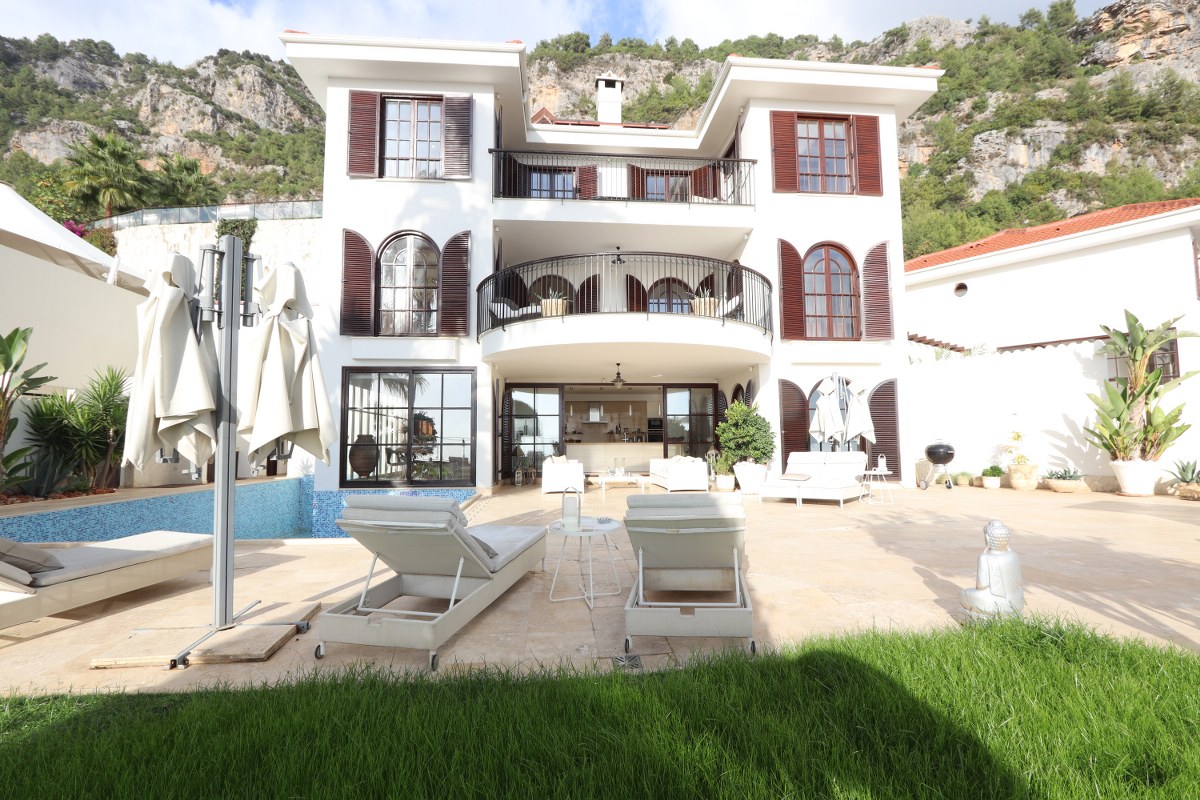 5+2 luksus villa til salgs i Alanya Bektaş
